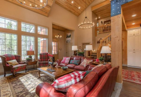 Uncle Chris Cabin by KABINO Air Conditioning Smart TVs Chefs Kitchen Spacious WiFi Grill Bills Island Reservoir Fishing